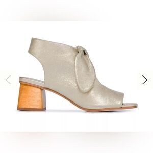 Bernardo Footwear Bernardo Lizzie Sandal Brand NEW 
Metallic CHAMPAGNE, Size 6 M